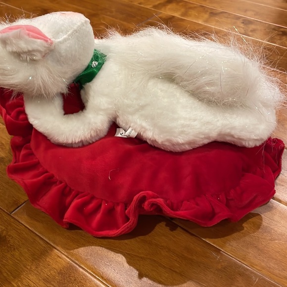 Annalee 2008 cat sitting on red pillow with mouse and slice of cheese - Picture 4 of 4